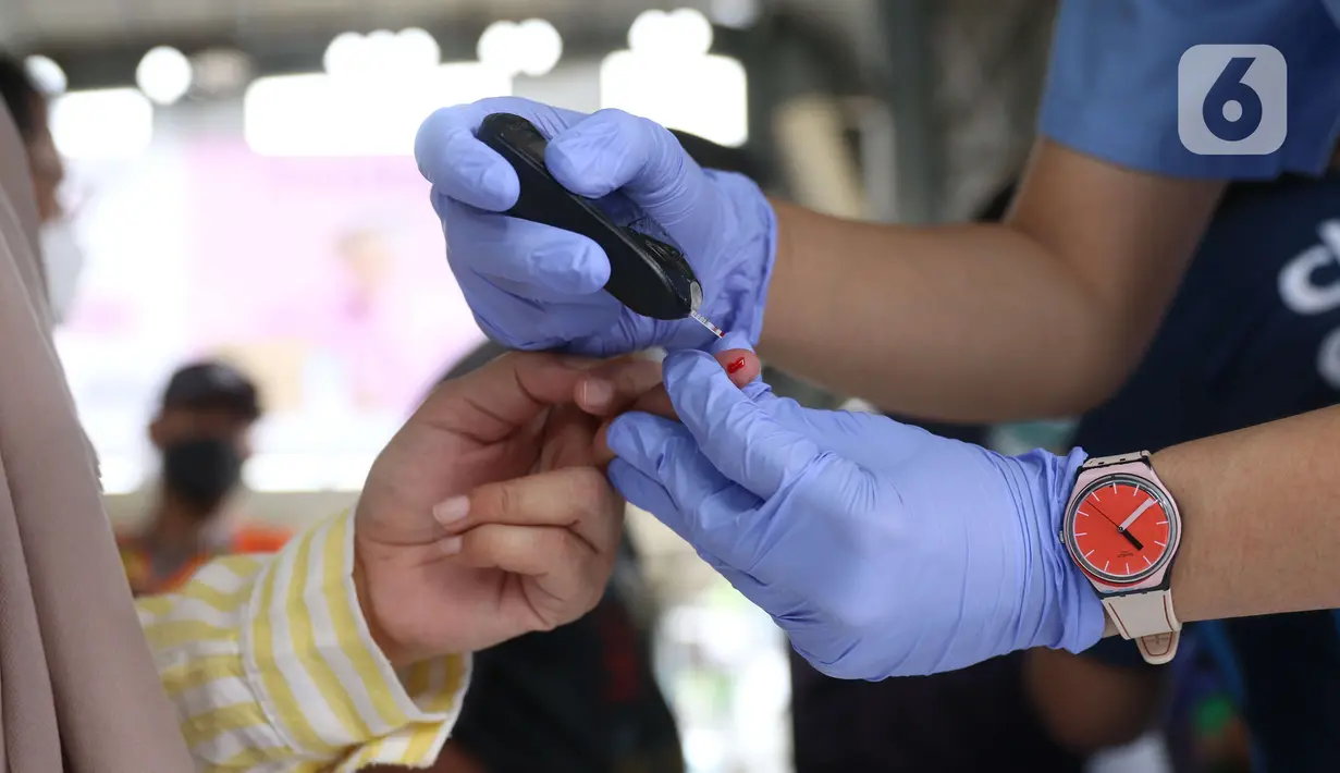 Penumpang mengecek gula darah gratis di Stasiun Tanah Abang, Jakarta Pusat, Minggu (14/11/2021). Kegiatan yang diselenggarakan oleh Novo Nordisk Indonesia ini, berfokus pada penyakit diabetes untuk memperingati Hari Diabetes Sedunia yang jatuh tiap tanggal 14 November. (Liputan6.com/Angga Yuniar)