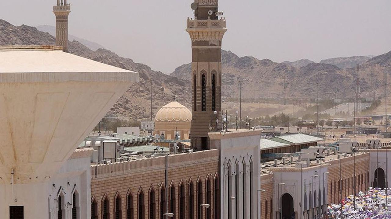 Jutaan umat Islam itu menempati setiap sudut Padang Arafah. Termasuk di luar Masjid Namirah.