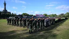 Tentara berdiri dalam formasi bersama polisi dan personel berseragam lainnya saat apel untuk meningkatkan tindakan keamanan menjelang perayaan Natal dan Tahun Baru di Denpasar, Bali, Indonesia, Kamis (21/12/2023). Apel Gelar Pasukan Operasi Lilin Agung 2023 ini dihadiri sekitar 500 orang. (SONNY TUMBELAKA/AFP)