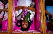 FOTO: Ritual Unik Warga Thailand Sambut Tahun Baru, Berdoa di Peti Mati untuk Singkirkan Nasib Buruk dan Ingat Kematian