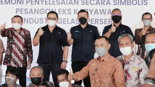 PT PPA secara simbolis penyelesaian pesangon kepada perwakilan eks karyawan PT Iglas di Gresik, Jawa Timur, Jumat (10/9/2021). (Dok PT PPA)