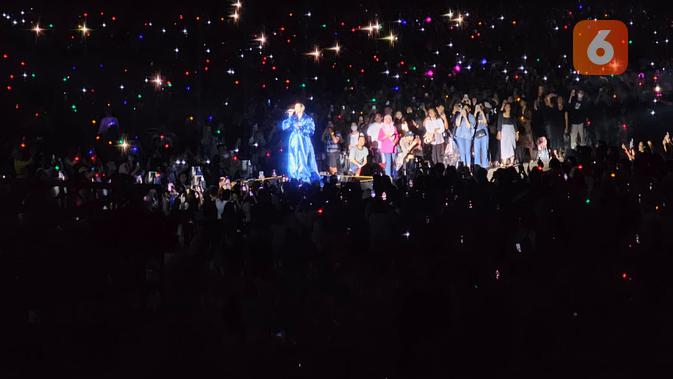 <p>Membidik momen konser Raisa dengan Samsung Galaxy S23 Ultra dari kejauhan (/ Aditya Eka Prawira)</p>