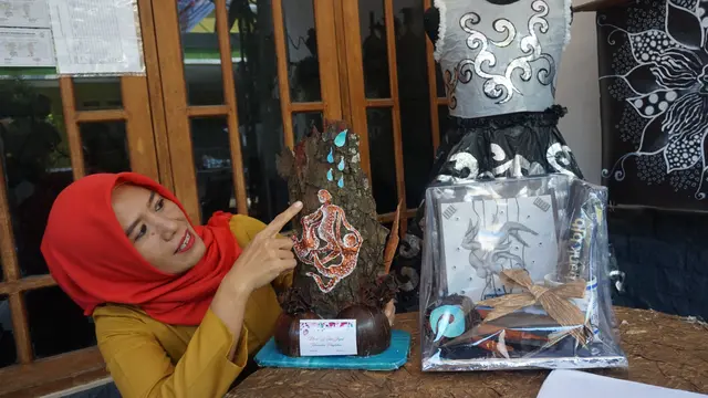 Enie membuat dan menjual produk-produknya tersebut di rumahnya, Jalan Pamitran IV, Kompleks Panghegar Permai, RT 05/09, Kelurahan Cipadung Kulon, Kecamatan Panyileukan, Kota Bandung.