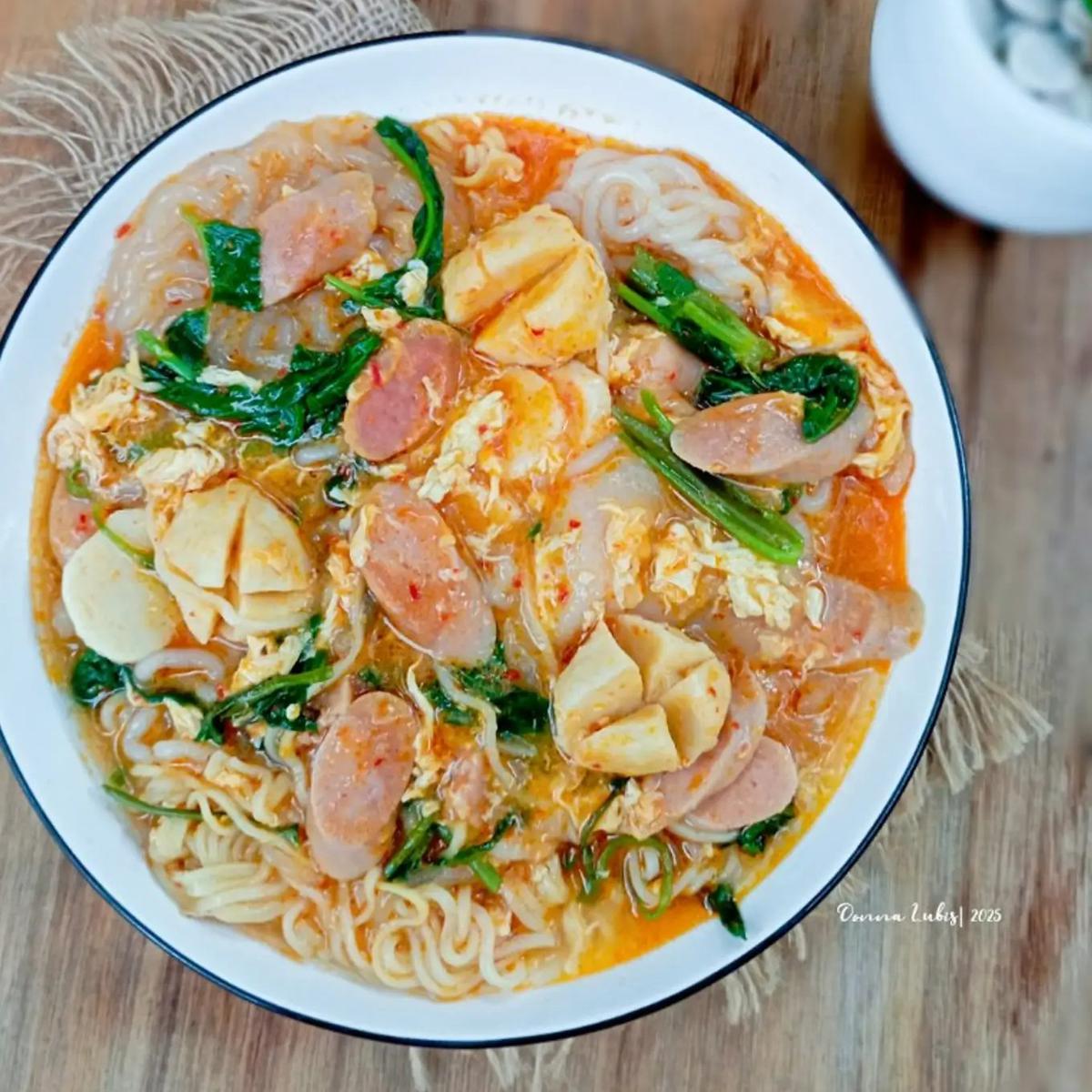 Ilustrasi Seblak Creamy Mi Bakso