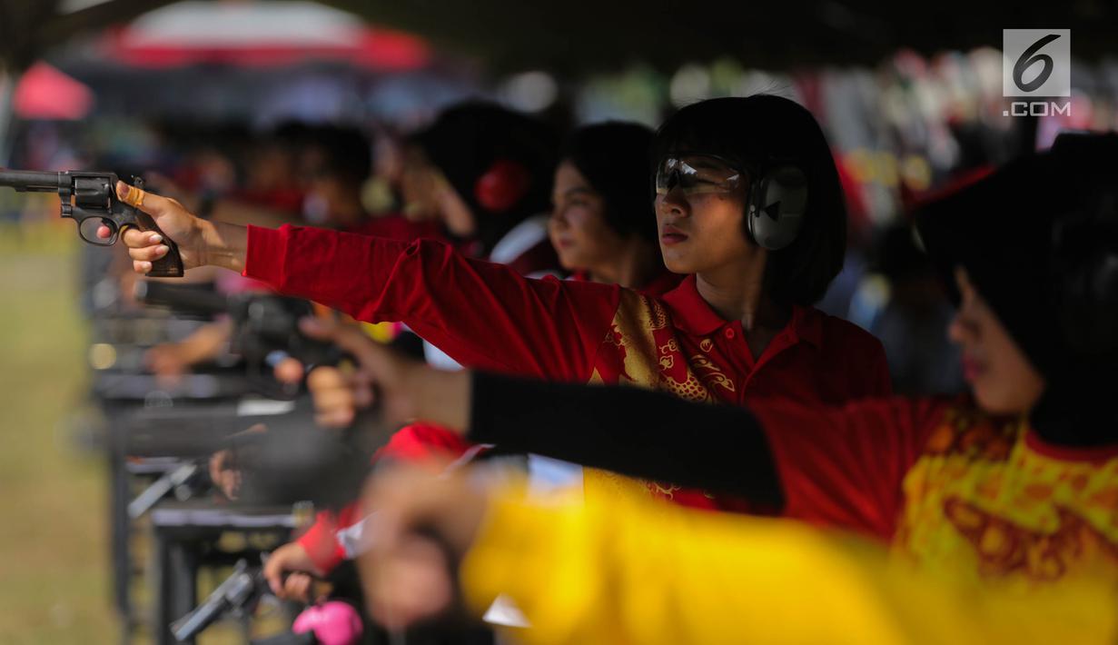 Puluhan polwan mengikuti kejuaran menembak Polwan Cup tahun 2017 di Lapangan tembak Brimob, Kelapa Dua, Depok, Senin (4/9). Kejuaran ini digelar dalam rangka hut Polwan ke-69. (Liputan6.com/Faizal Fanani)