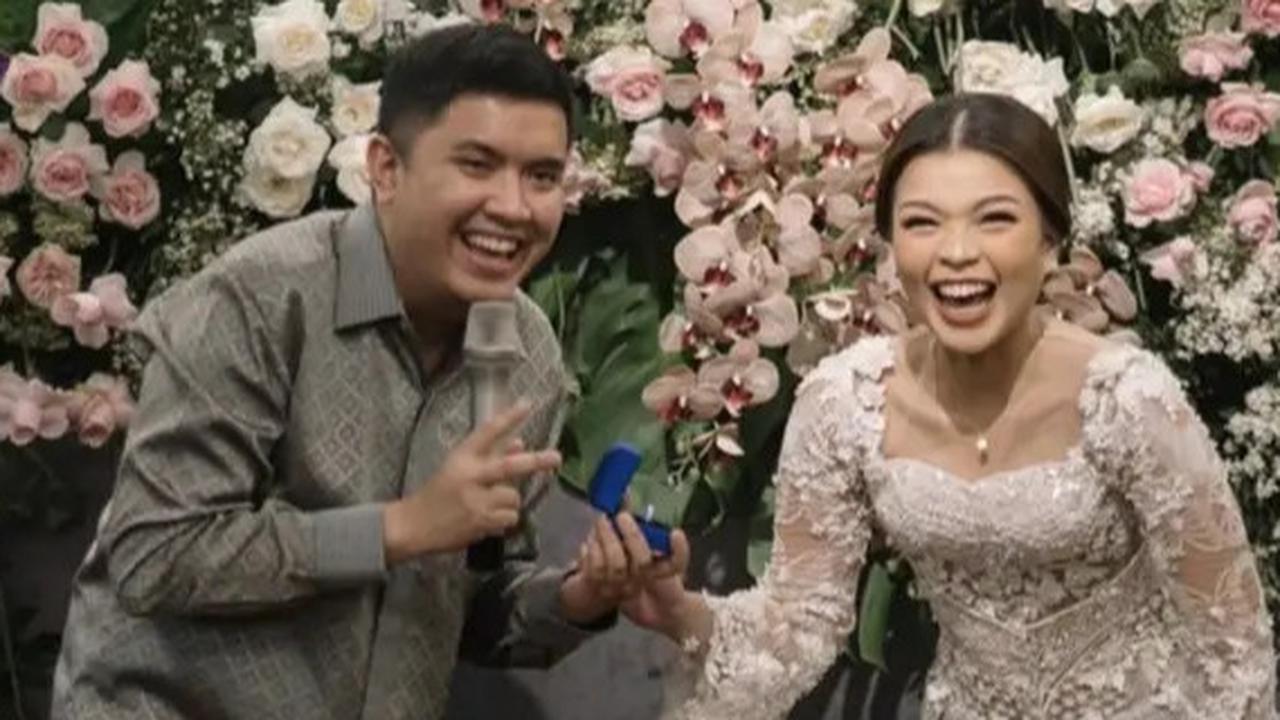 Potret Cantik Aisha Calon Istri Komika Oza Rangkuti, Cantik dan Anggun saat Berkebaya di Acara Lamaran