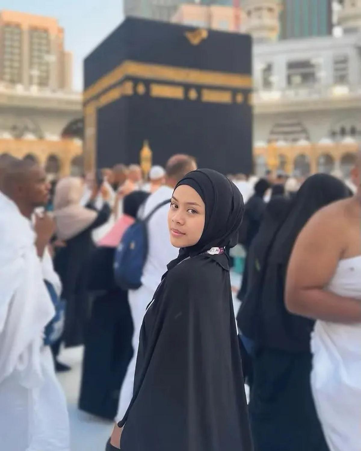 7 Potret Melly Lee Umroh Tampil Berhijab Mirip Masa SMP, Tak Pakai Makeup