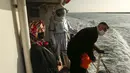 Seorang pria berpakaian astronaut melintasi Bosphorus dengan kapal feri sebagai bagian dari kampanye untuk mempromosikan Pameran Luar Angkasa NASA di Istanbul, Turki, pada 5 Desember 2021. Pameran tersebut akan dibuka untuk umum bulan ini. (AP Photo/Emrah Gurel)
