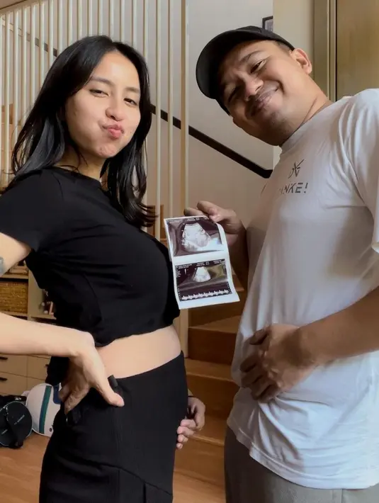 Lewat unggahan di Instagram, pasangan ini menunjukan foto hasil USG calon bayinya. [Foto: Instagram/clairineclay]