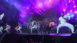 Aksi panggung personil Backstreet Boys saat menghibur penonton di Wango Tango 2017 di StubHub Center, California, (13/5). Boyband yang terbentuk tahun 1993 ini tampil menghibur penggemarnya.   (Kevin Winter/Getty Images/AFP)