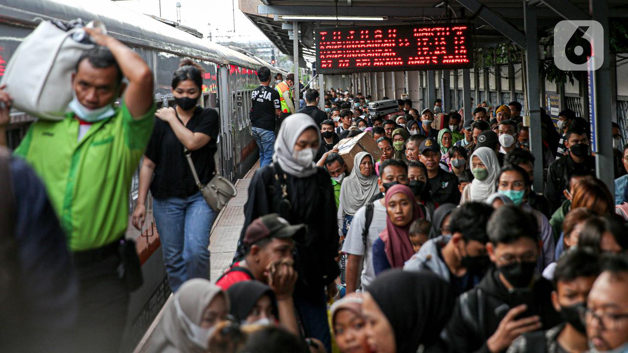 Arus Balik Lebaran Idul Fitri, Stasiun Pasar Senen Ramai Kedatangan Pemudik