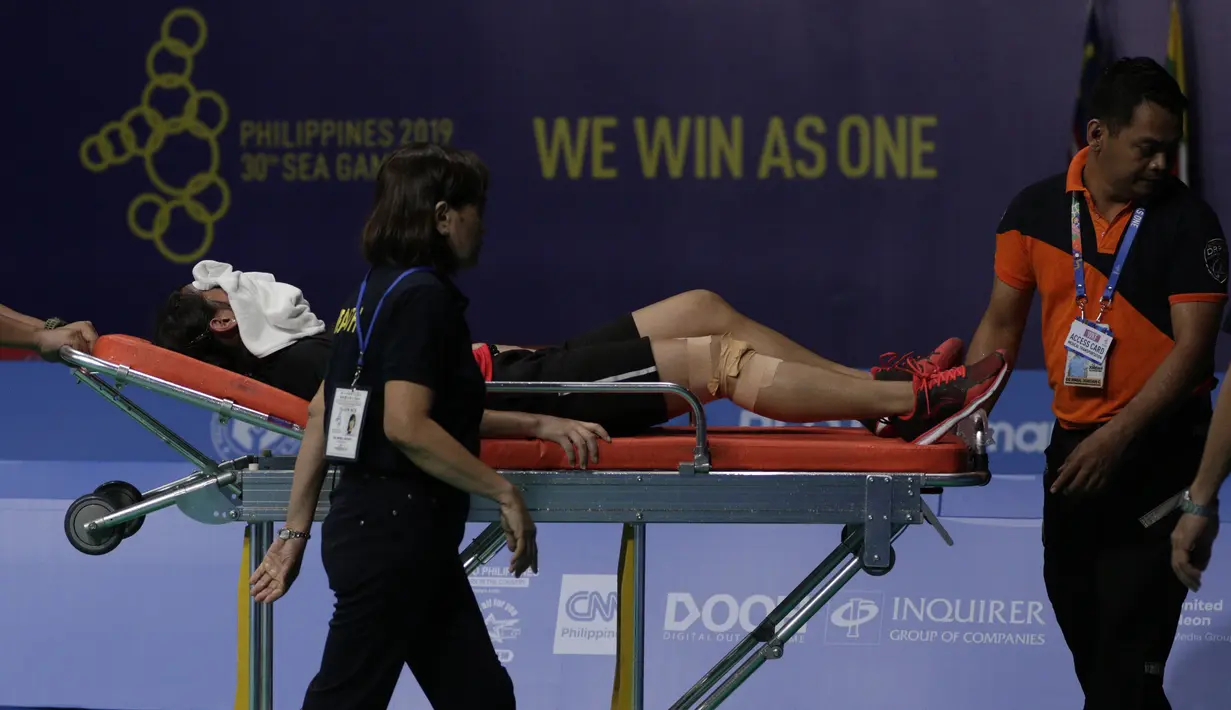 Pebulutangkis Indonesia, Gregoria Mariska, ditandu saat melawan Ratchanok Intanon pada final beregu putri SEA Games 2019 di Muntinlupa Sports Complex, Manila, Selasa (3/12). Kalah 1-3, Indonesia hanya meraih perak. (Bola.com/M Iqbal Ichsan)