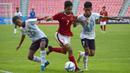 Aksi Pemain Timnas Indonesia U-16, Amanar Abdilla (tengah) melewati adangan pemain Timor Leste U-16 pada laga grup G Piala AFC U-16 di Stadion Rajamangala, Bangkok, Senin (18/9/2017). Timnas Indonesia U-16 menang 3-1. (Bola.com/PSSI)