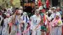 Sejumlah peserta mengenakan kostum unik saat mengikuti parade Zinneke di pusat kota Brussels, Belgia, (22/5). Parade Zinneke juga sebagai wadah seniman lokal untuk memperlihatkan karyanya. (Arie Asona) 