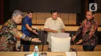 Calon presiden nomor urut 02 Prabowo Subianto (kanan) bersama Ketua Konferensi Waligereja Indonesia (KWI) Mgr Antonius Subianto Bunjamin (tengah) dan Uskup Agung Jakarta Ignatius Kardinal Suharyo (kiri) saat berdiskusi di Gedung KWI, Menteng, Jakarta Pusat, Jumat (26/1/2024). Diskusi tertutup tersebut membahas tema mewujudkan Pemilu yang santun dan damai. (Liputan6.com/Angga Yuniar)