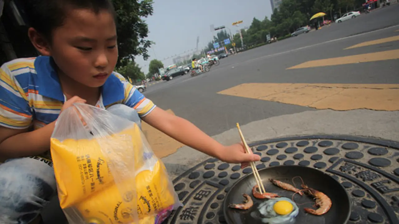 Suhu Panas Hingga 40 Celcius, Warga Cina Bisa Masak di Jalanan