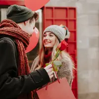 Ilustrasi pasangan cinta, romantis, bahagia. (Image by Freepik)