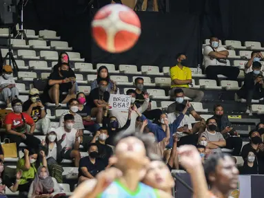 Sejumlah penonton memberikan dukungan saat laga pekan pertama IBL Tokopedia 2022 antara NSH Mountain Gold Timika melawan Bumi Borneo Pontianak di Hall Basket Gelora Bung Karno, Sabtu (15/01/2022). (Bola.com/Bagaskara Lazuardi)