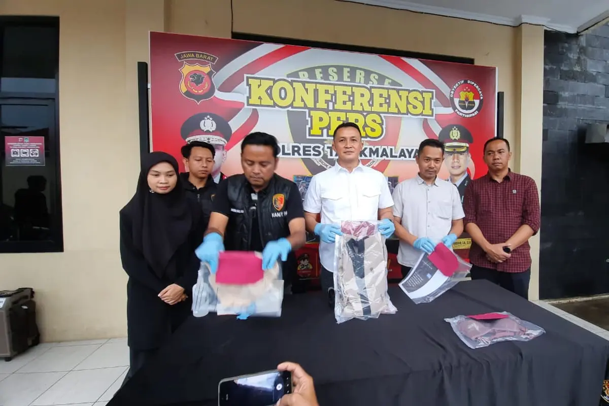 Kasatreskrim Polres Tasikmalaya AKP Ridwan Budiarta menunjukan beberapa barang bukti dalam rilis kasus pencabulan ayah tiri kepada anak tirinya di Tasikmalaya. (Liputan6.com/Jayadi Supriadin)