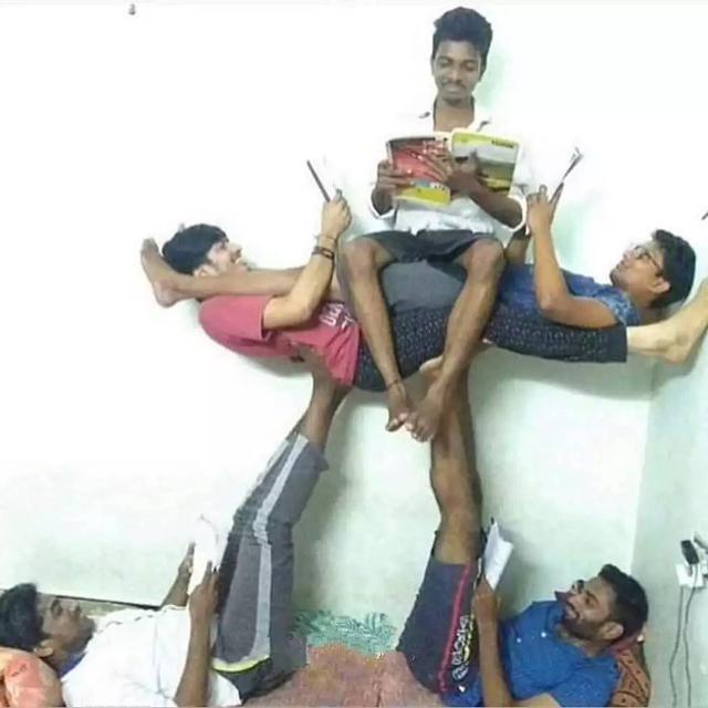 7 Potret Atraksi Nyeleneh Jaga Keseimbangan Ini Hati Deg-Degan