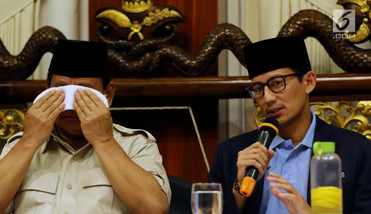 Pasangan bakal calon presiden dan wakil presiden Prabowo Subianto dan Sandiaga Uno mengkritisi kondisi ekonomi dan pelemahan nilai tukar rupiah terhadap dolar Amerika Serikat (AS) di Jalan Kertanegara, Jakarta, Jumat (7/9). (Liputan6.com/Johan Tallo)