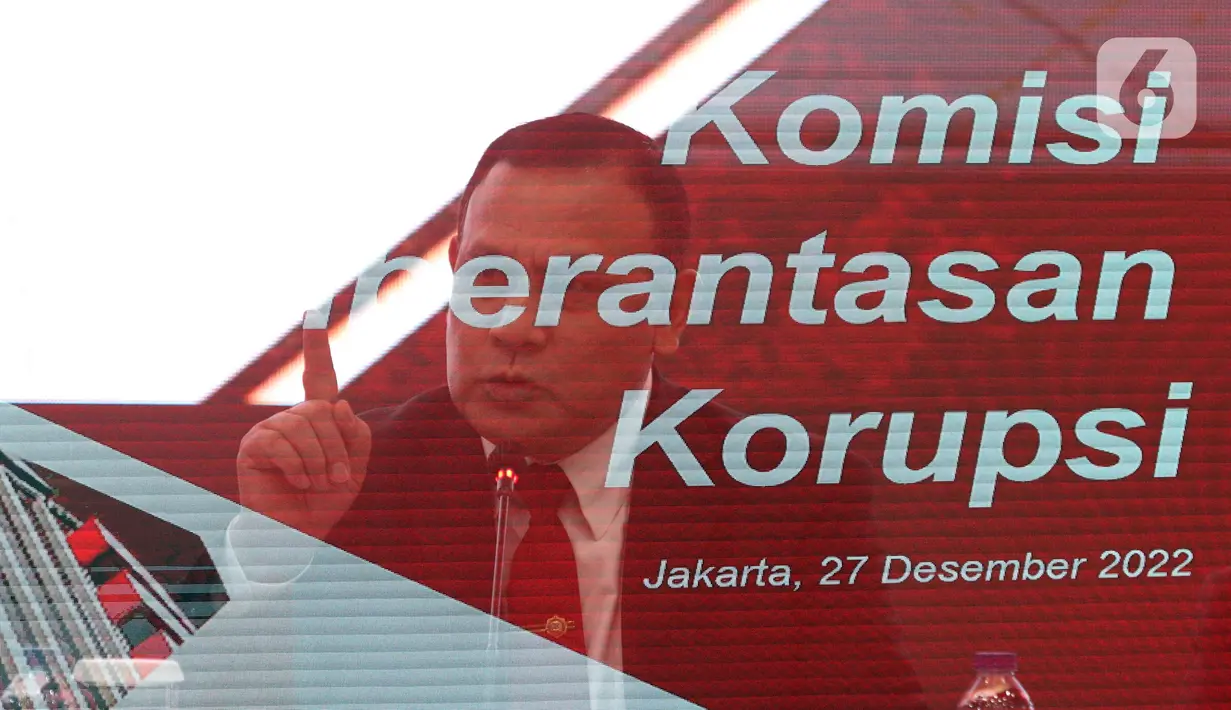 Foto dengan teknik multiple eksposure menampilkan Ketua KPK, Firli Bahuri saat menyampaikan rilis Kinerja dan Capaian Komisi Pemberantasan Korupsi (KPK) sepanjang tahun 2022 di Gedung Merah Putih KPK, Jakarta, Selasa (27/12/2022). Sepanjang 2022, KPK melakukan 113 penyelidikan, 120 penyidikan, dan 121 penuntutan serta 121 kasus yang ditangani telah berkekuatan hukum tetap. (Liputan6.com/Helmi Fithriansyah)