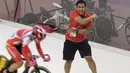 Samai pelatih balap sepeda Indonesia memberi semangat pada Delia Ayustina Priatna yang bertarung di cabang balap sepeda trek nomor omnium putri pada Asian Games 2018 di Velodrome, Jakarta, Rabu (29/8/2018). (Bola.com/Peksi Cahyo)