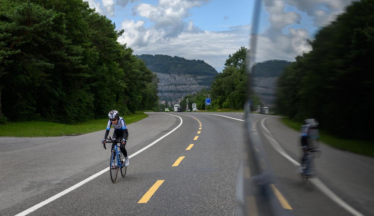 "Tahun pertama ketika saya mulai bersepeda, ada orang yang memukul saya. Dia berada dalam mobil. Dia memukul saya dari belakang" kata Ali Zada dikutip dari AFP. Para atlet di Afganistan juga mengalami hal yang sama, terlebih atlet putri yang diperlakukan lebih mengerikan. (Foto: AFP/Fabrice Cofrini)