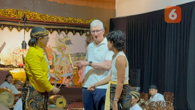 CEO Apple Tim Cook mengunjungi Museum Wayang bersama photojournalist Nyimas Laula, bertemu dengan dalang wayang kulit Fakih Tri Sera Fil Ardhi. Liputan6.com/Yuslianson