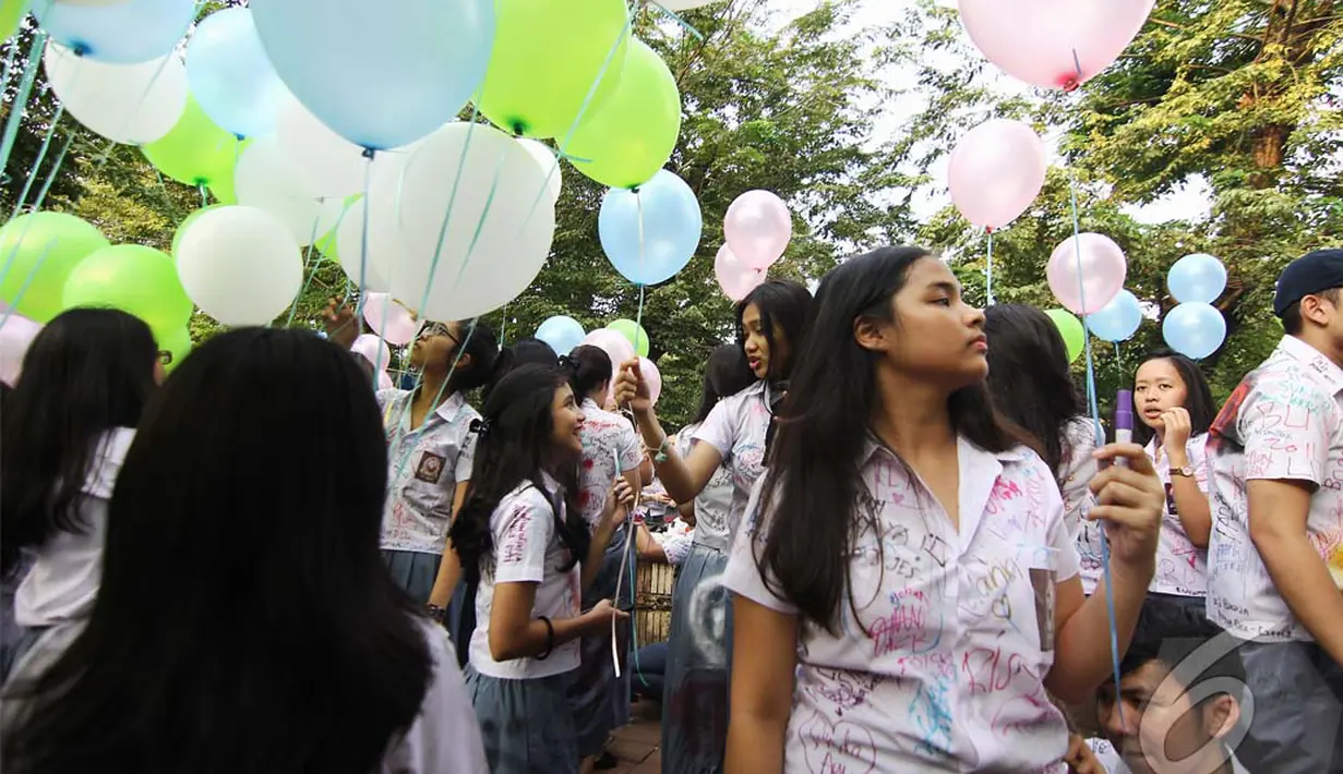 Tingkat kelulusan Ujian Nasional (UN) jenjang SMA/MA tahun 2014 mencapai 99,52 % dari total peserta UN SMA/MA yang berjumlah 1.632.757 siswa (Liputan6.com/Faizal Fanani)
