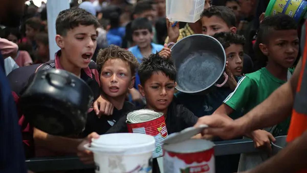 Tangis dan Jerit Anak-anak Gaza Saat Antre Pembagian Makanan