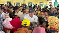 Menteri Koordinator (Menko) Bidang Perekonomian Airlangga Hartarto melakukan peninjauan bendungan penangkal banjir rob di daerah Eretan, Indramayu, Jawa Barat. (Liputan6.com/Nanda Perdana Putra)