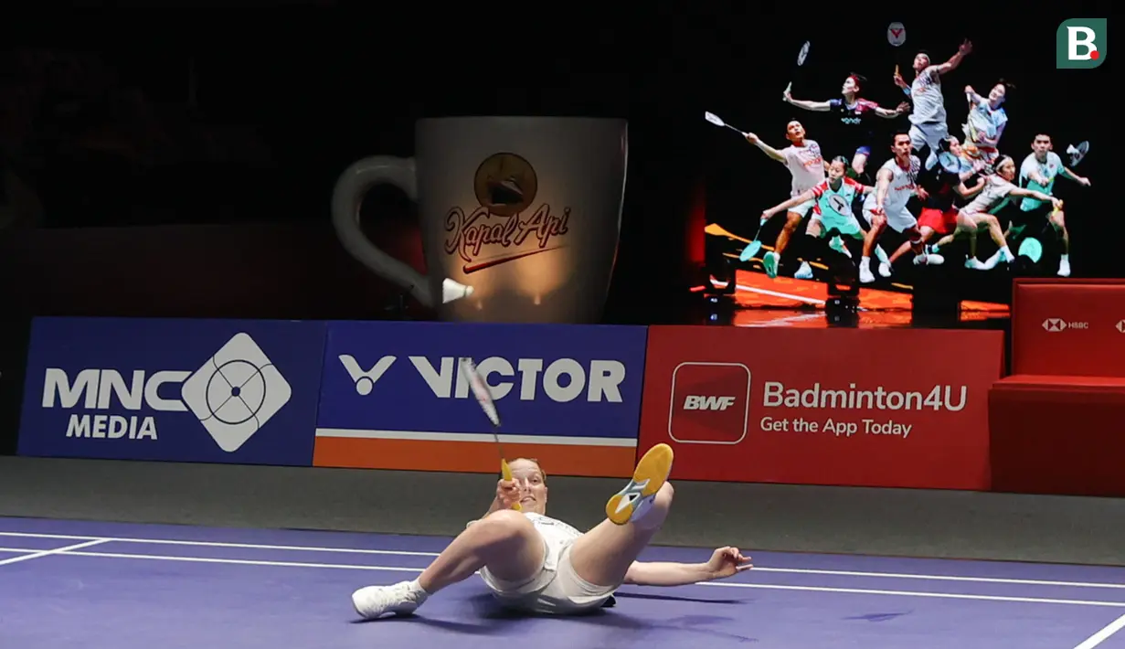 Pebulutangkis Prancis, Delphine Delrue, berusaha mengembalikkan kok saat melawan Thailand, Dechapol Puavaranukroh/Supissara Paewsampran pada laga final Indonesia Open 2025 di Istora Gelora Bung Karno, Senayan, Jakarta, Minggu (8/6/2025). Wakil Prancis itu menang dengan skor skor 21-16, 21-18. (Bola.com/M Iqbal Ichsan)
