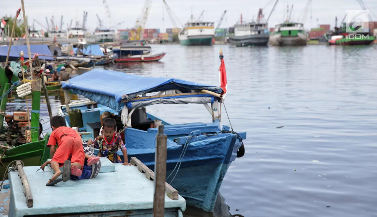 Sejumlah anak bermain di atas perahu di kawasan Luar Batang Jakarta, Selasa (14/11). Minimnya lahan bermain di kawasan tersebut membuat anak-anak memanfaatkan perahu yang bersandar untuk bermain. (Liputan6.com/Faizal Fanani)
