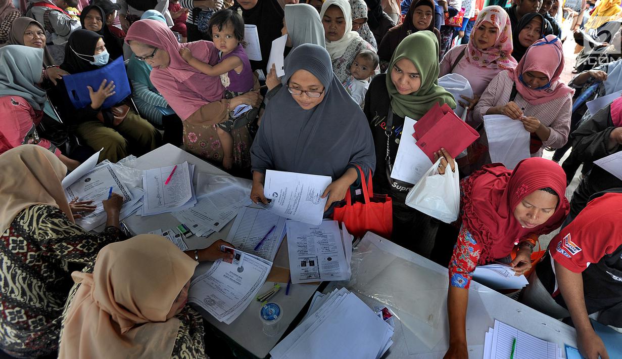Para ibu mengurus pembuatan Kartu Identitas Anak (KIA) yang digelar Disdukcapik Kota Depok di Kantor Kecamatan Cinere, Depok, Jawa barat, Rabu (2/10/2019). Ratusan emak-emak menyerbu pelayanan gratis ini sebagai syarat administrasi anak masuk tahun ajaran baru. (merdeka.com/Arie Basuki)