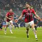 Striker AC Milan, Olivier Giroud, merayakan golnya ke gawang Inter Milan dalam lanjutan Liga Italia 2021/2022, Minggu (6/2/2022) dini hari WIB. (AP Photo/Antonio Calanni)