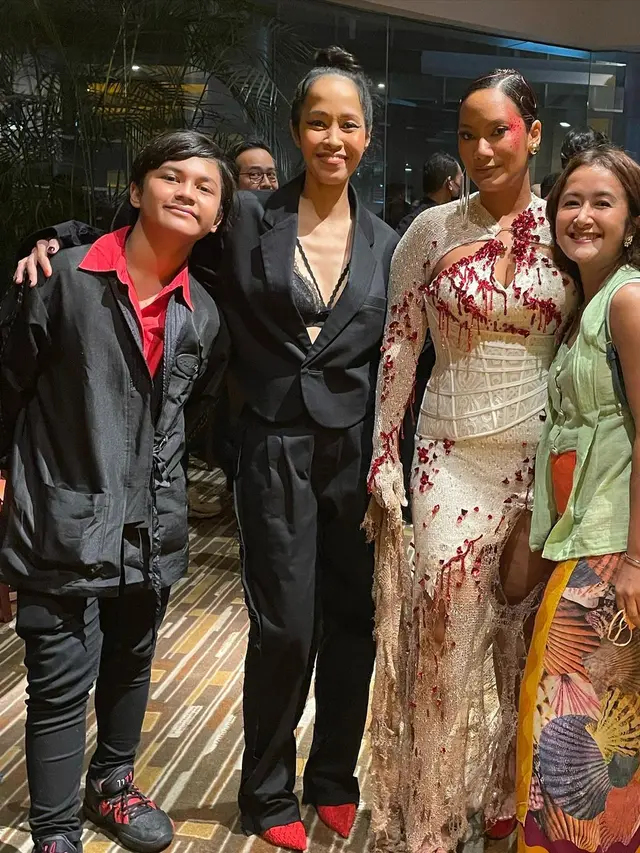 6 Potret Tara Basro di Gala Premiere Pengabdi Setan 2, Tampil Dramatis