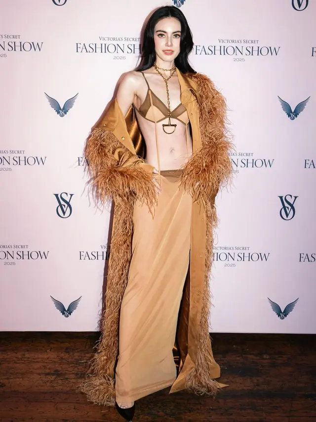 Gaya Memikat Artis Thailand Davika Hoorne dengan Dress Melorot hingga Outer Berbulu di Victoria's Secret Fashion Show 2025