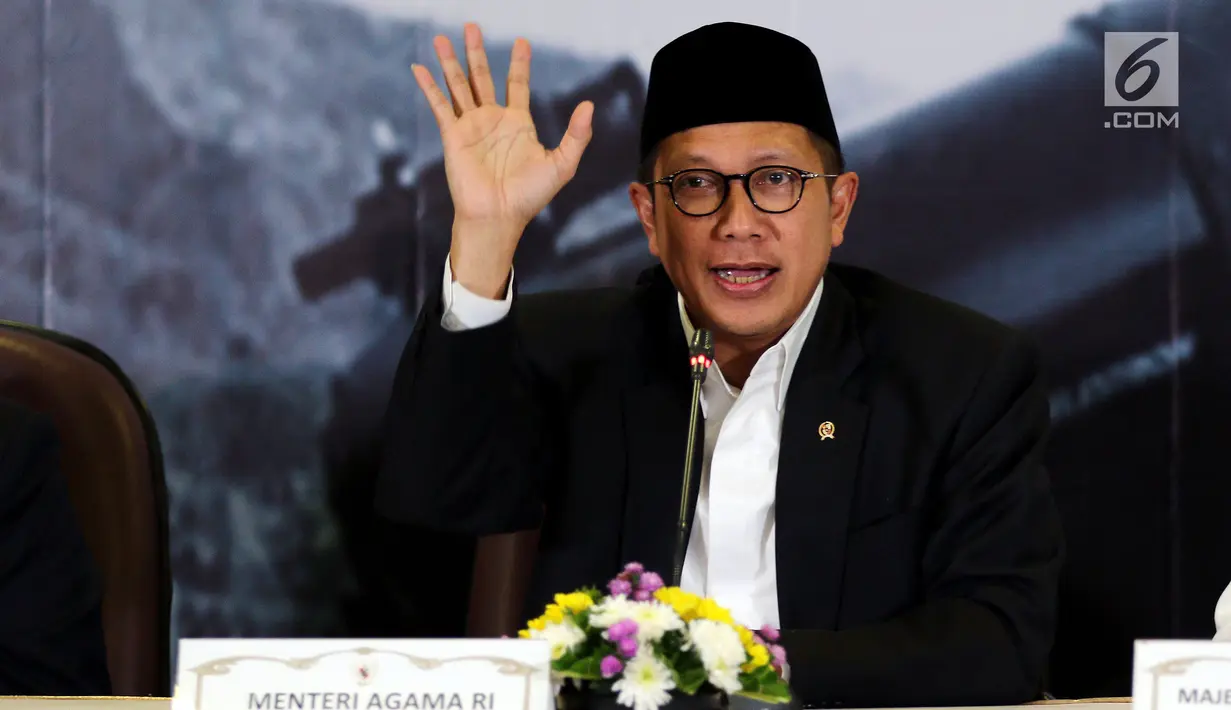 Menteri Agama Lukman Hakim memberikan keterangan hasil sidang isbat di Jakarta,  Kamis (14/6). Pemerintah melalui mekanisme sidang isbat menetapkan 1 Syawal 1439 Hijriah jatuh pada Jumat 15 Juni 2018 (Liputan6.com/Johan Tallo)