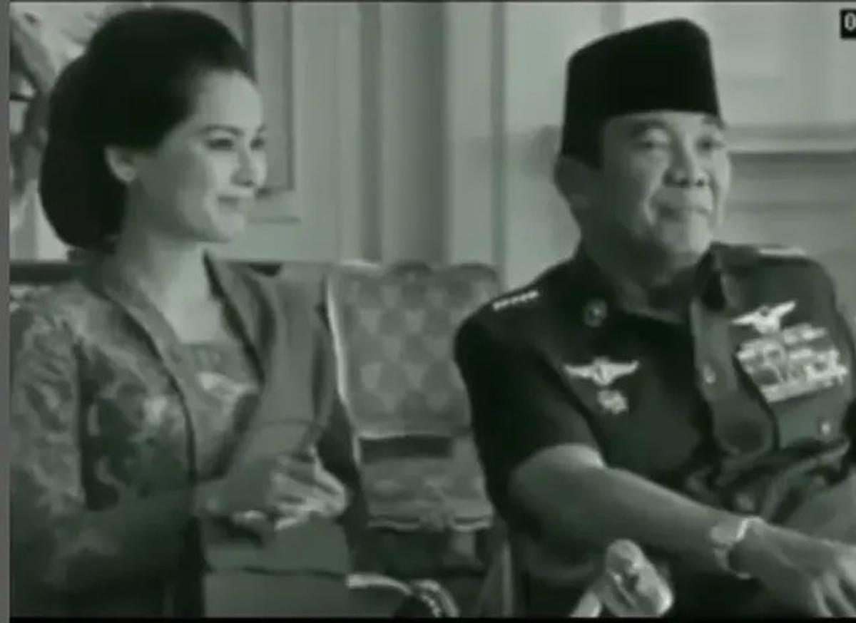 6 Potret Lawas Dewi Soekarno dan Soekarno, Setia Dampingi ketika Acara Kenegaraan