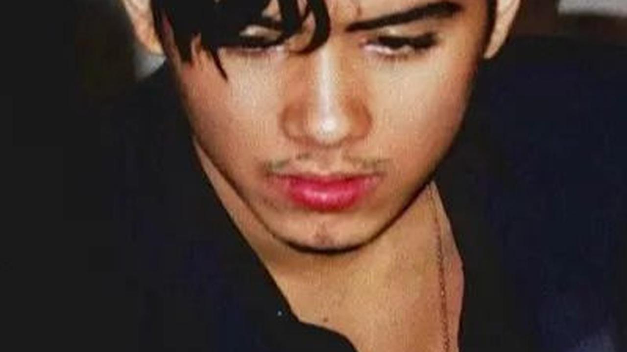 Aliando, bintang sinetron favorit di Indonesia, telah meraih ketenaran sebagai aktor yang sangat dicintai.