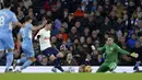 Tottenham Hotspur unggul cepat pada menit ke-4. Son Heung-min yang lepas dari jebakan offside tidak egois untuk menembak langsung ke arah gawang saat telah berhadapan satu lawan satu dengan Ederson Moraes. (AP/Jon Super)