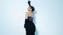 <p>Mengenakan off shoulder black dress dengan detail rumbai bertumpuk dan black long gloves, Jessica Mila menghadirkan tampilan anggun, sekaligus sensual. Ia juga menata rambutnya dengan gaya bun berponi dan mengenakan bold makeup. Foto: Instagram.</p>