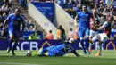 Pemain West Ham United, Manuel Lanzini (kanan) melepaskan tembakan ke gawang Leicester City pada lanjutan Premier League di King Power Stadium, Leicester, (5/5/2018).  West Ham menang 2-0. (AFP/Lindsey Parnaby)