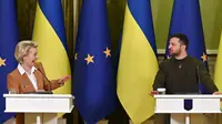 Presiden Ukraina Volodymyr Zelensky (kanan) dan Presiden Komisi Eropa Ursula von der Leyen tertawa dalam sebuah konferensi pers bersama setelah pembicaraan di Kyiv, Kamis (2/2/2023). Uni Eropa berencana untuk memberi Rusia dengan sanksi baru pada hari peringatan invasi Moskow ke Ukraina, kata kepala Komisi Eropa. (Sergei SUPINSKY/AFP)