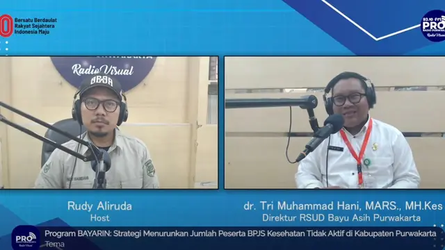 Direktur RSUD Bayu Asih, dr Tri Muhammad Hani saat memaparkan program BAYARIN secara on-Air di kantor radio milik pemerintah