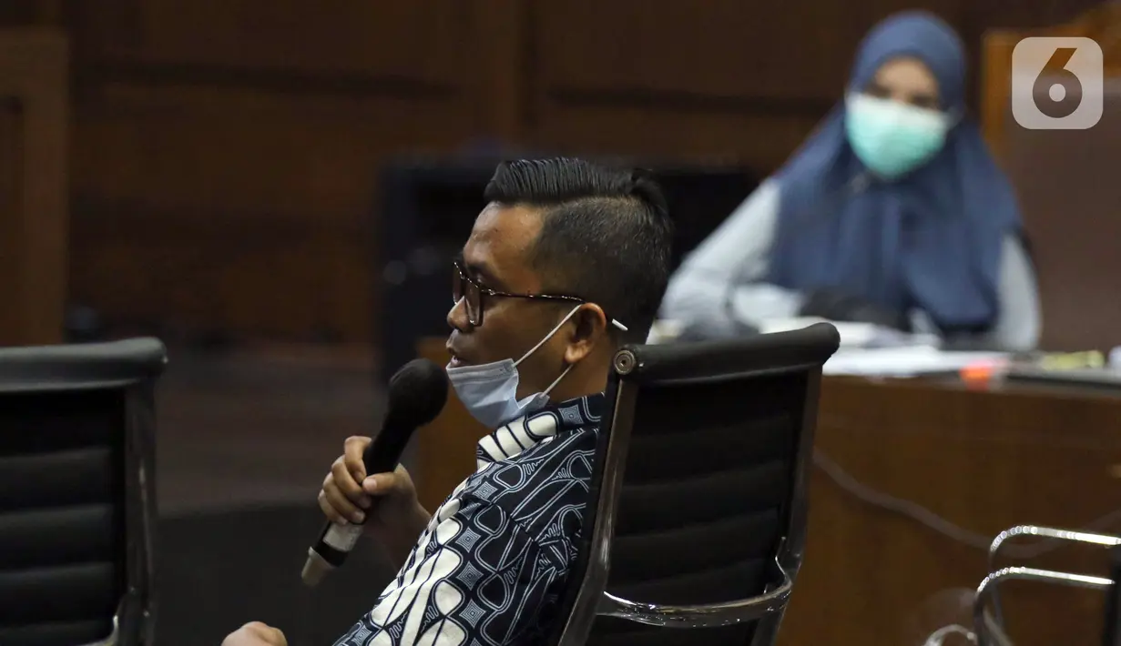 Andi Irfan Jaya saat menjadi saksi pada sidang lanjutan dugaan suap dan tindak pidana pencucian uang terkait pengurusan fatwa Mahkamah Agung untuk Djoko S Tjandra dengan terdakwa Pinangki Sirna Malasari di Pengadilan Tipikor, Jakarta, Senin (7/12/2020). (Liputan6.com/Helmi Fithriansyah)