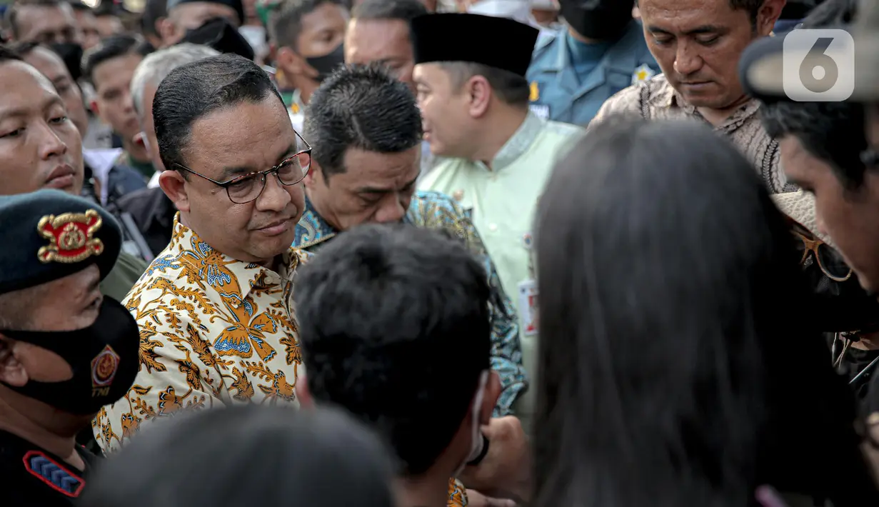 Gubernur DKI Jakarta Anies Baswedan menemui pendemo yang tengah melakukan orasi di depan gerbang Balai Kota DKI Jakarta, Jumat (14/10/2022). Anies melakukan diskusi dengan salah seorang perwakilan demonstran sembari disaksikan peserta unjuk rasa lain. (Liputan6.com/Faizal Fanani)