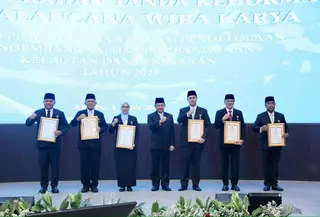 Tanda kehormatan Satyalancana Wira Karya ini dianugerahkan oleh Presiden Prabowo Subianto.