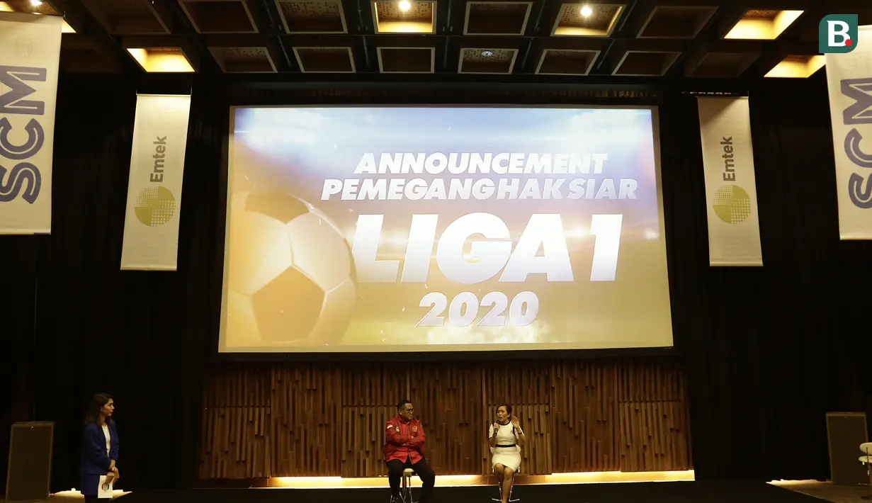 Direktur Program SCM, Harsiwi Achmad, dan Direktur PT LIB, Cucu Sumantri, saat konfrensi pers hak siar Liga 1 2020 di SCTV Tower, Senayan, Jakarta, Rabu (12/2). Emtek kembali pegang hak siar Liga 1 2020.(Bola.com/Yoppy Renato)